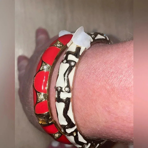 WHITE /GOLD ENAMEL HINGED BANGLE WITH RHINESTONE ACCENTS - Picture 3 of 7